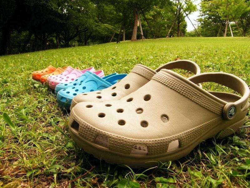 франшиза Crocs фото на траве 3